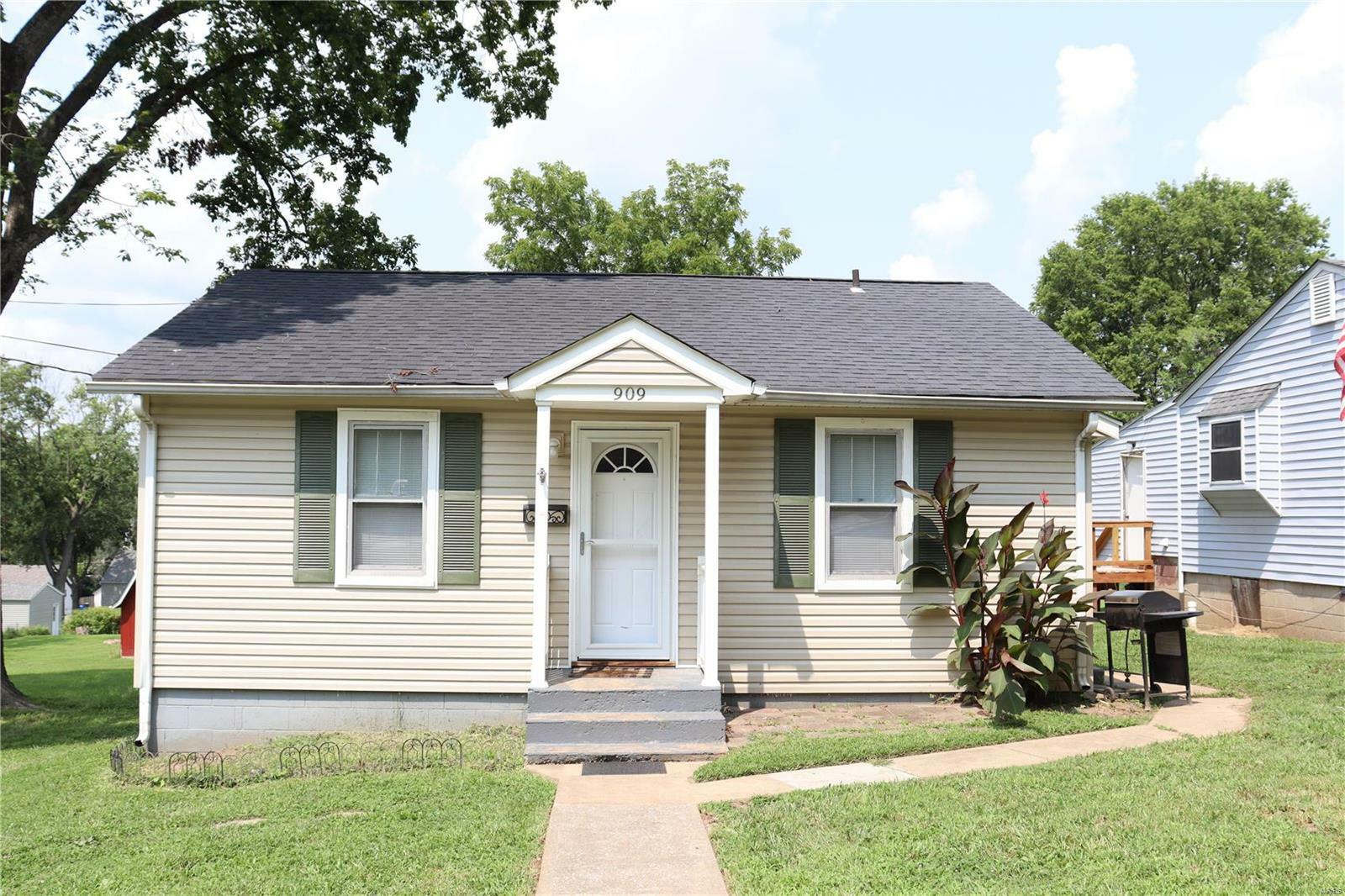 Property Photo:  909 Woodrow Avenue  MO 63028 