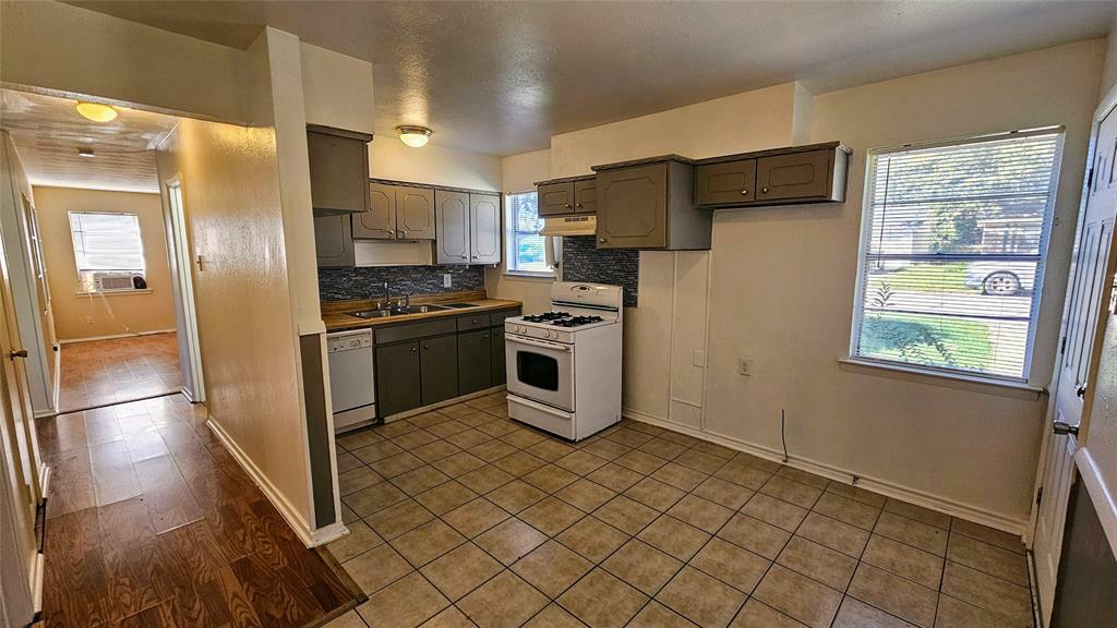 Property Photo:  820 Bryan Drive  TX 76022 