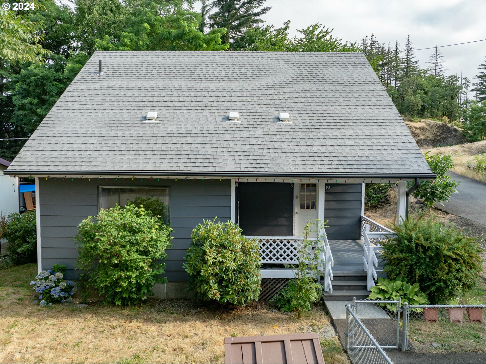 Property Photo:  93 SW Ruckel St  OR 97014 