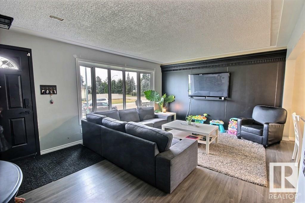 Photo de la propriété:  10923 134A Avenue NW  AB T5E 1M2 