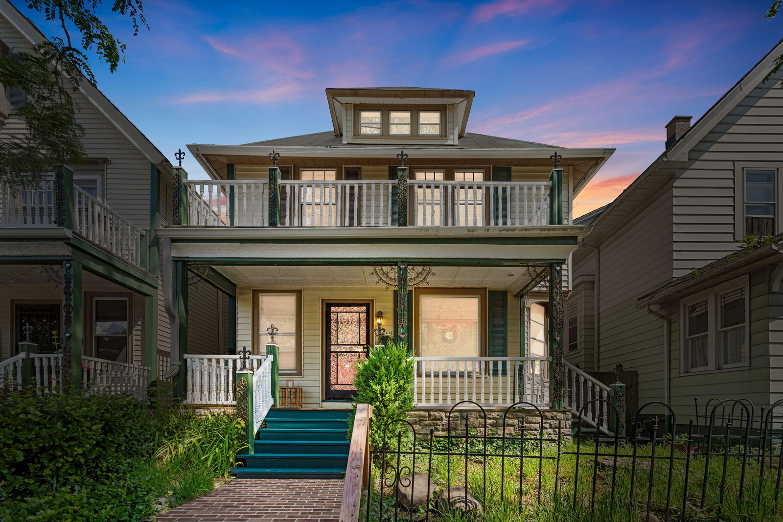 Property Photo:  2204 E Webster Pl  WI 53211 