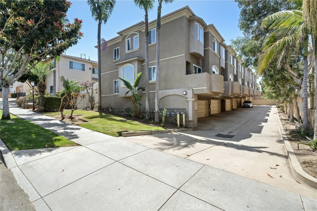 Property Photo:  328 E Imperial Avenue 1  CA 90245 