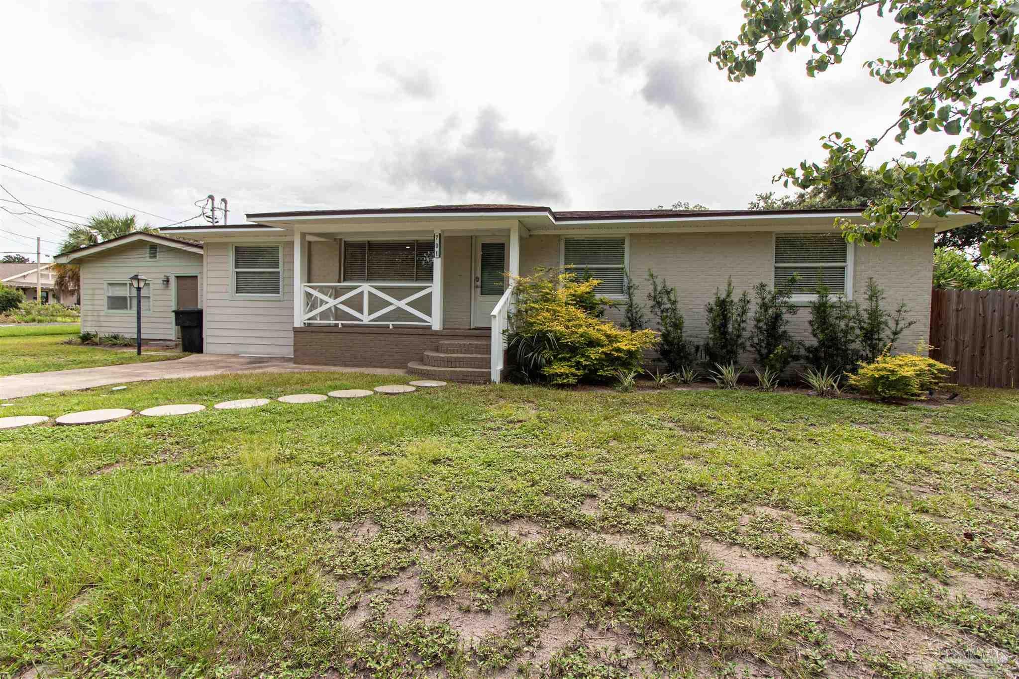 Property Photo: 701 N 18th Ave FL 32501