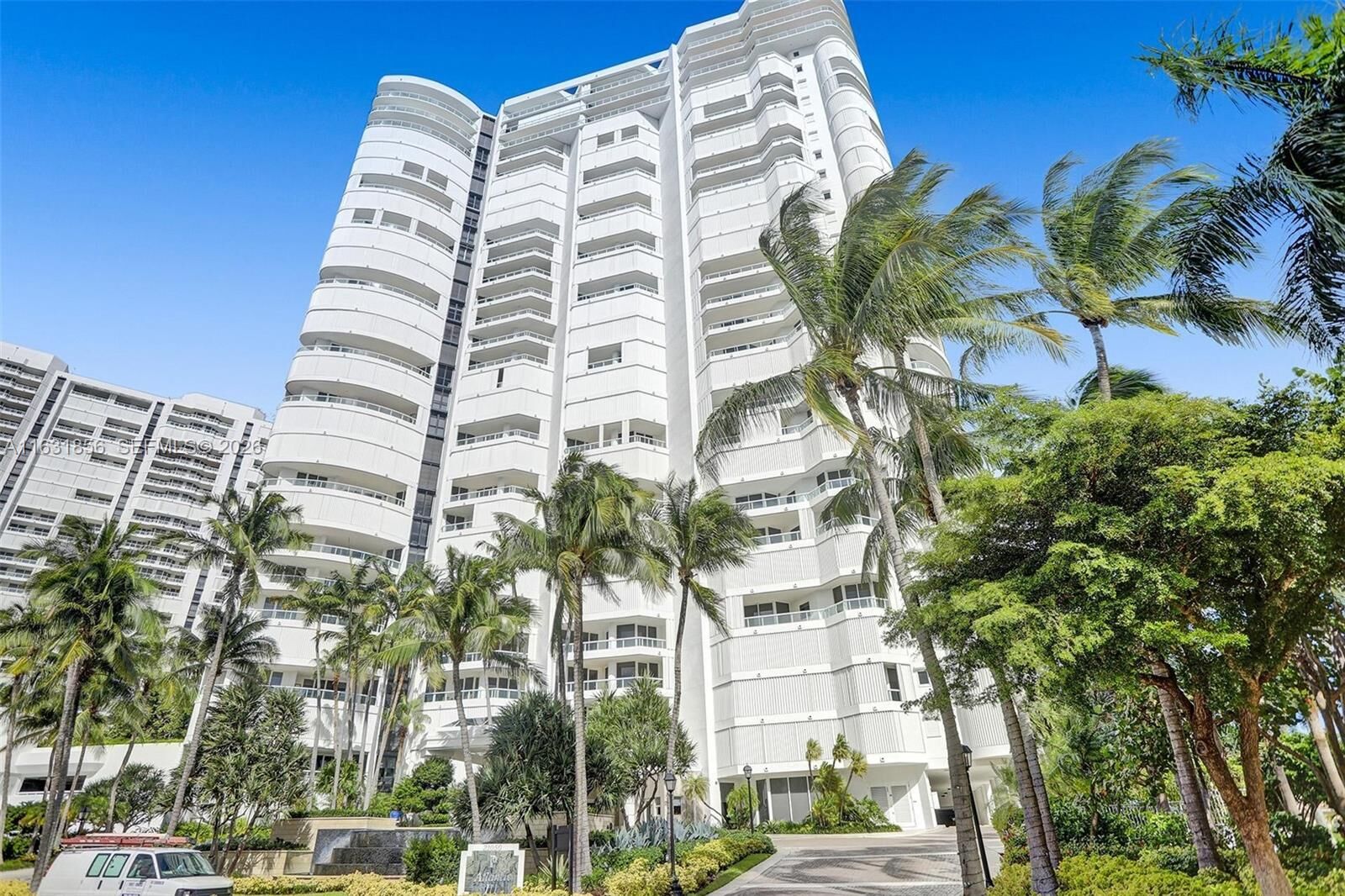 Property Photo:  21050 Point Pl 403  FL 33180 