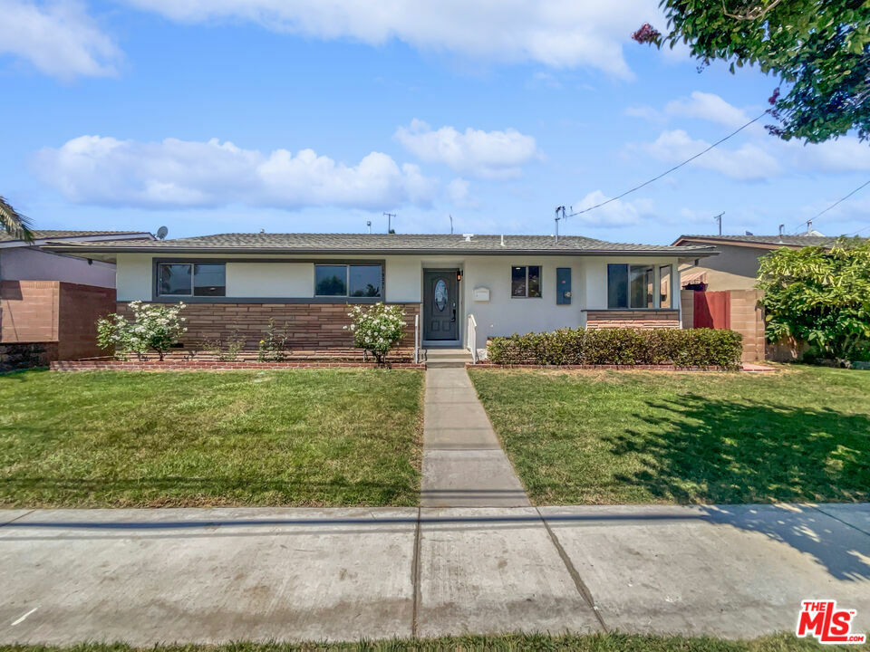 Property Photo:  19231 Newland Street  CA 92646 