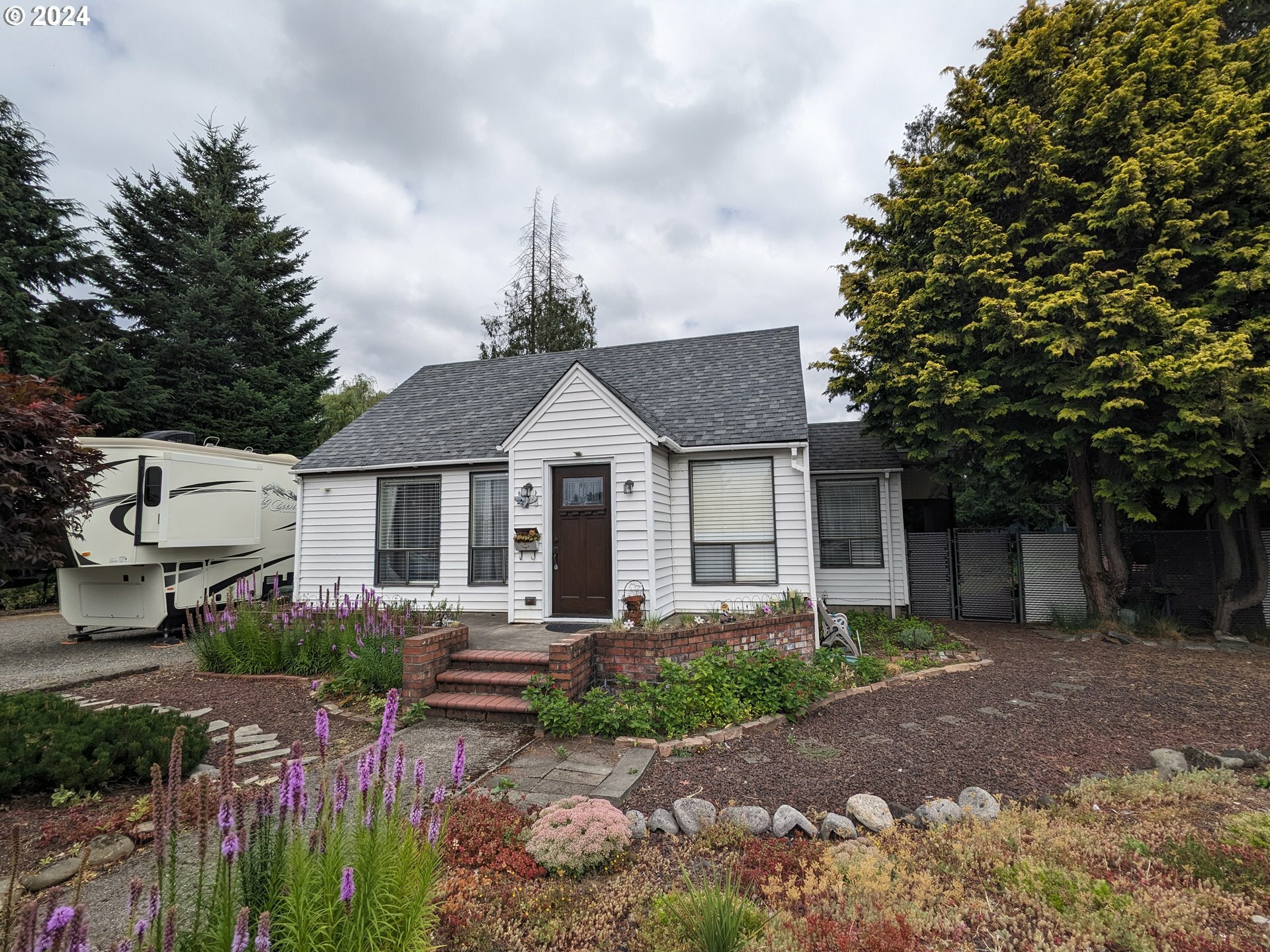 Property Photo:  516 26th St  WA 98671 