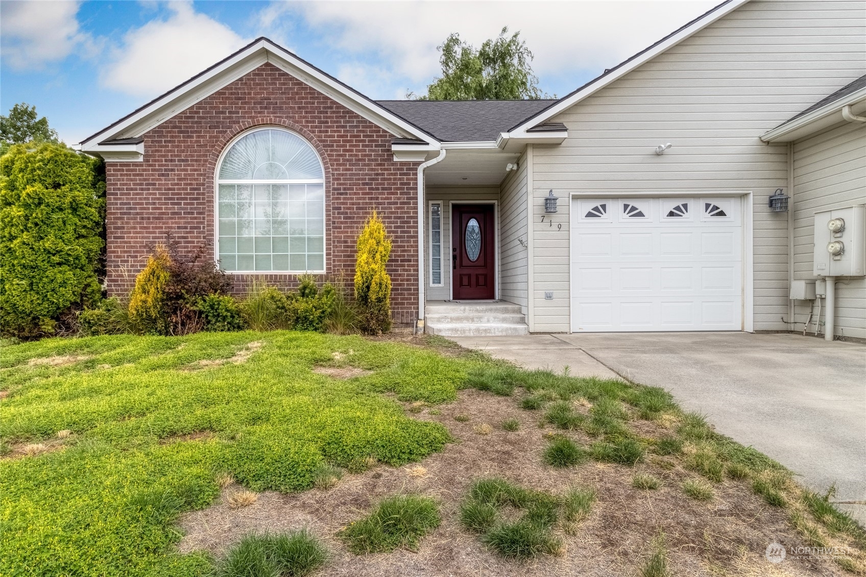 Property Photo:  719 SE Mockingbird Drive  WA 99324 