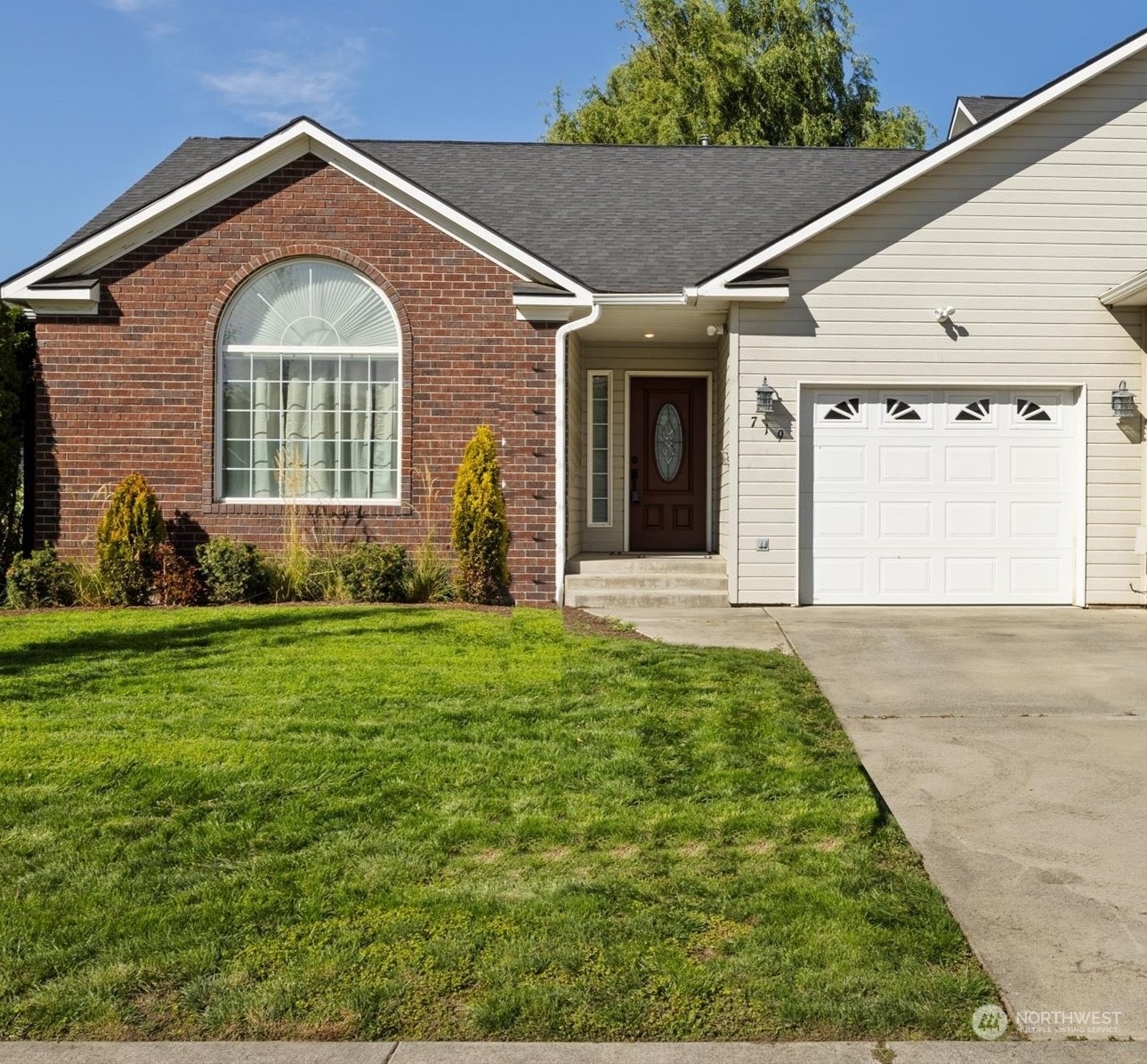 Property Photo:  719 SE Mockingbird Drive  WA 99324 