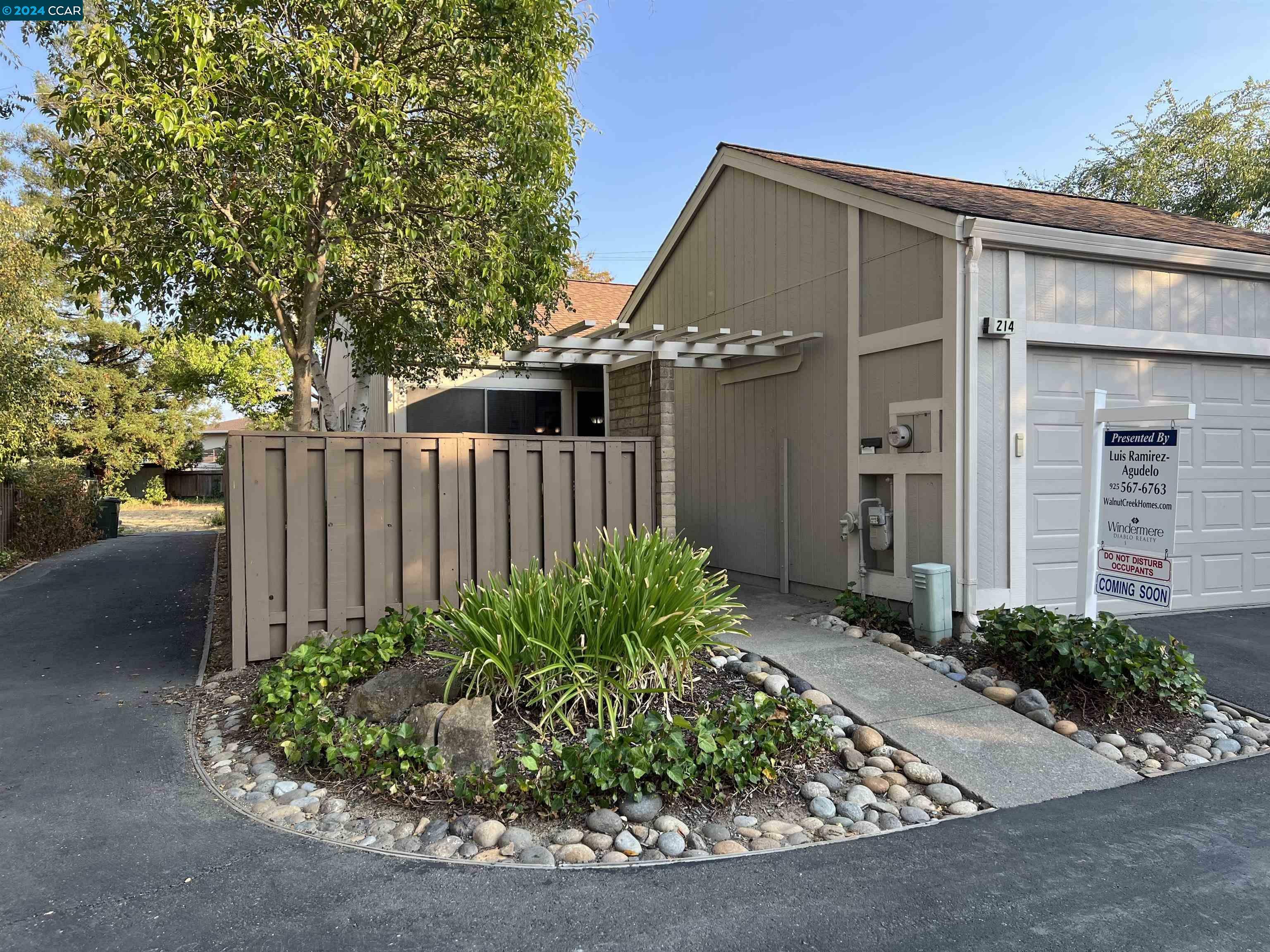 Property Photo:  214 Oak Manor Plz  CA 94553 