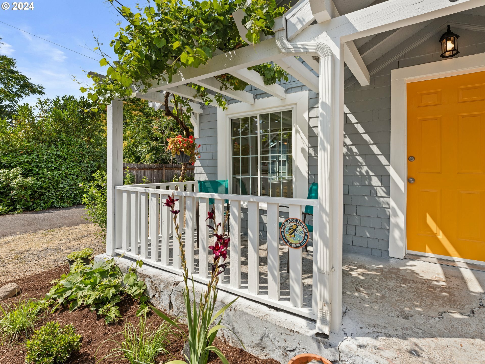 Property Photo: 6925 SE Lamphier St OR 97222