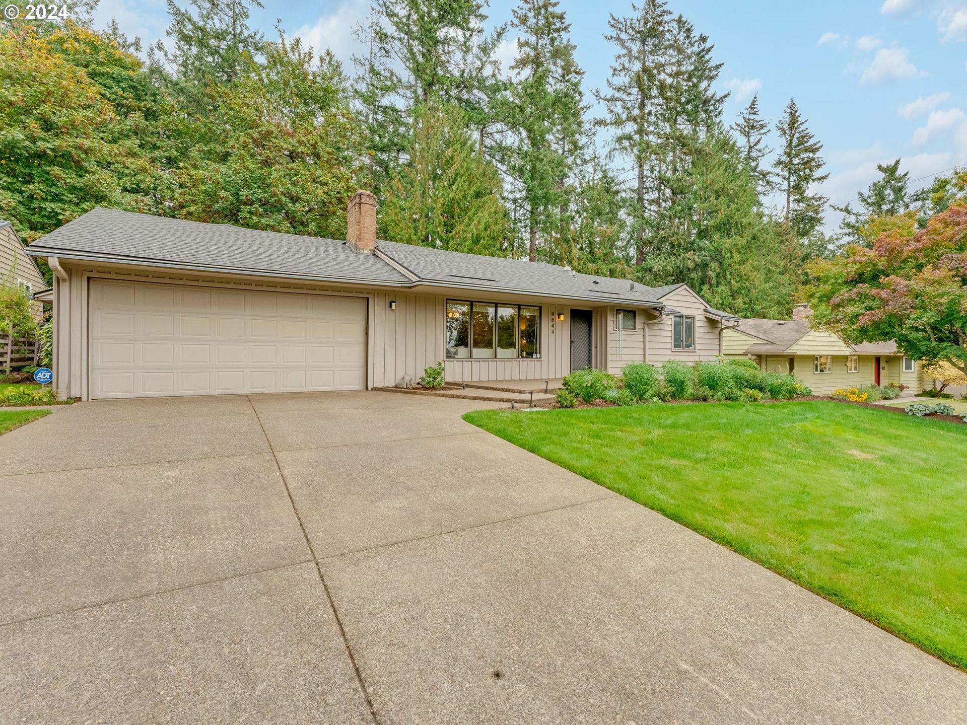 Property Photo:  4844 SW 39th Dr  OR 97221 