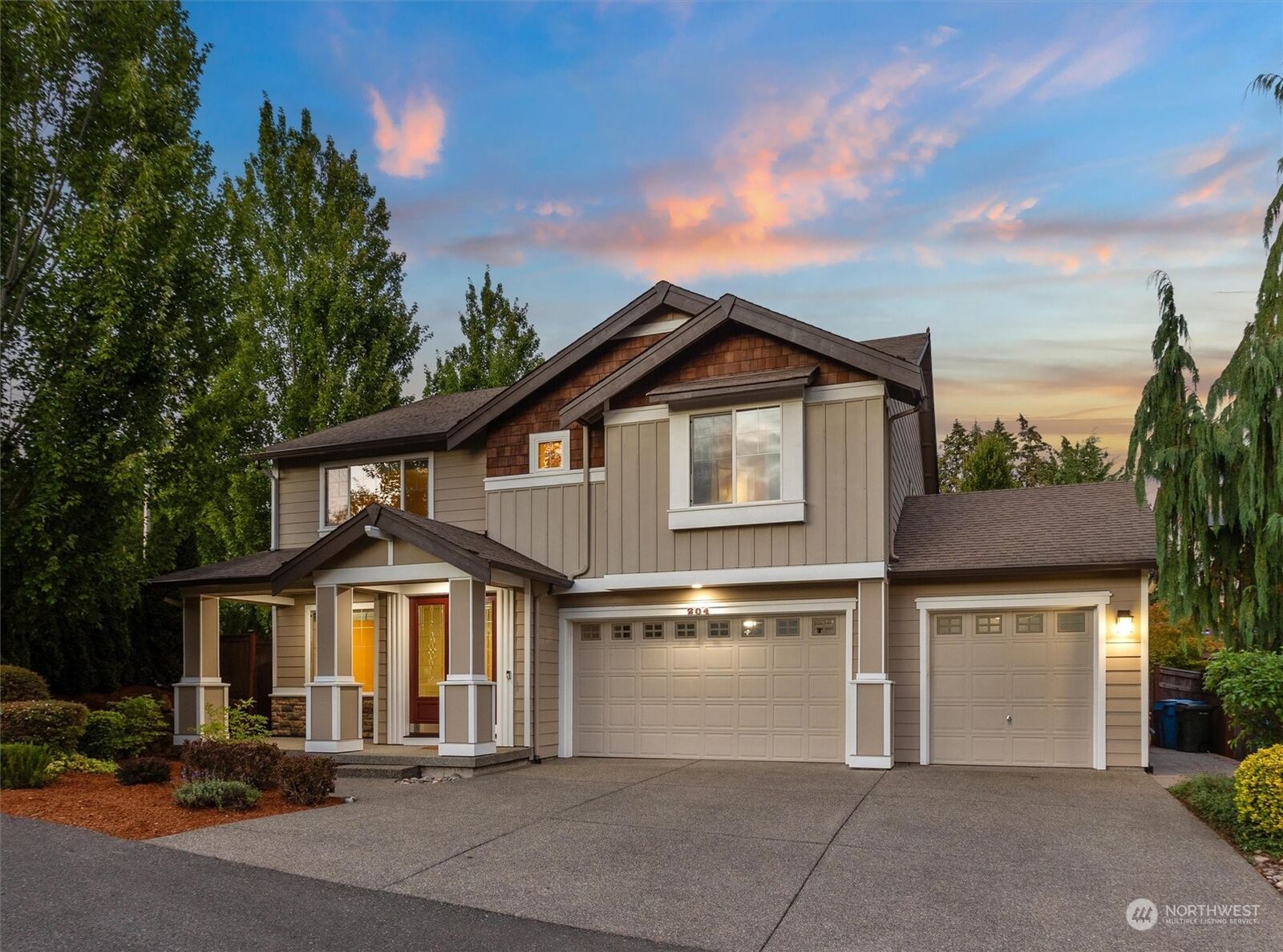 Property Photo:  204 Hoquiam Place SE  WA 98059 