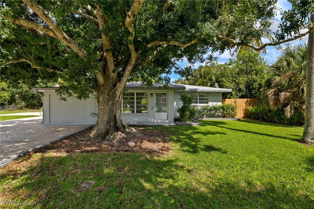 Property Photo:  10501 McGregor Boulevard  FL 33919 