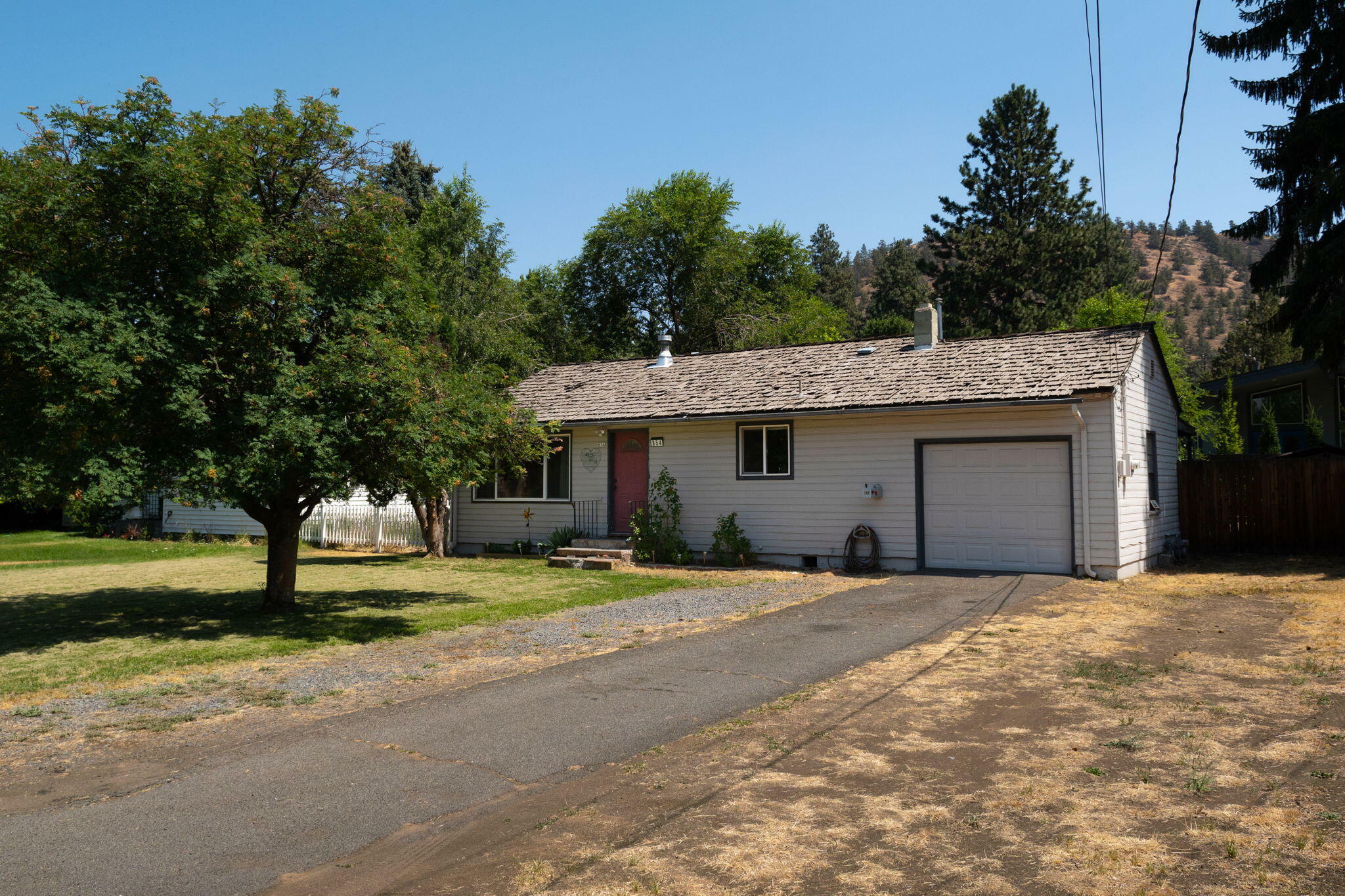 Property Photo:  854 NE 10th Street  OR 97701 