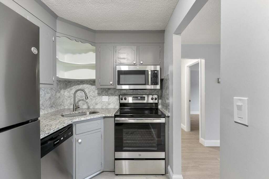 Property Photo: 5 Hallmark Gardens 7 MA 01803