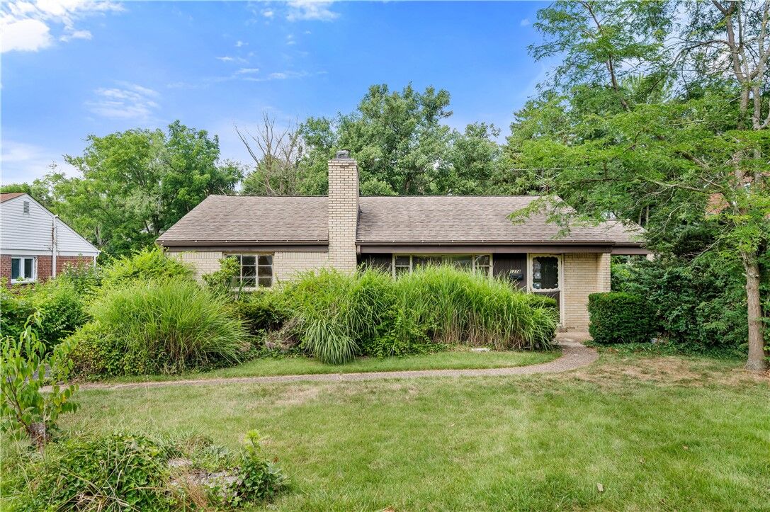 Property Photo: 1274 Lakemont Drive PA 15243