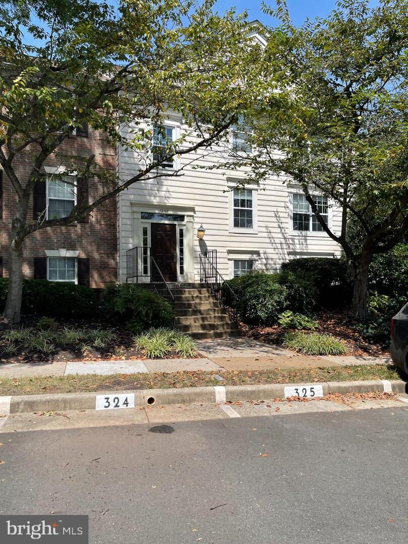 Property Photo:  12108 Green Leaf Court 101  VA 22033 