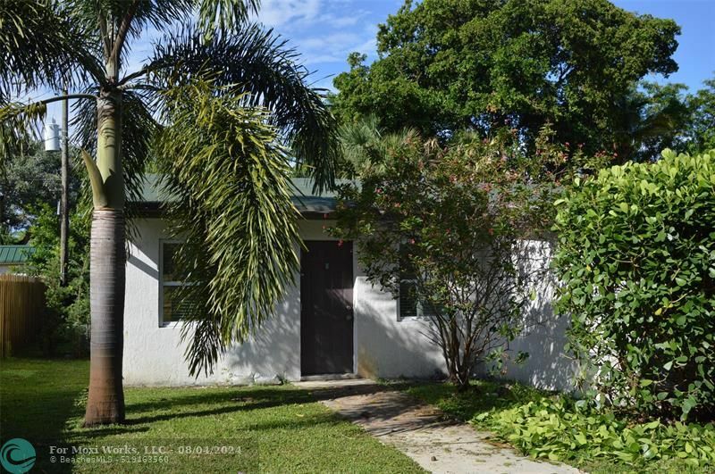 Property Photo:  819 NE 14th Ct  FL 33304 