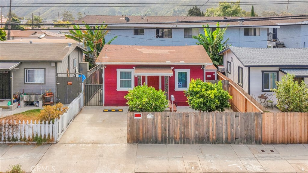 Property Photo:  660 N Olive Street  CA 93001 