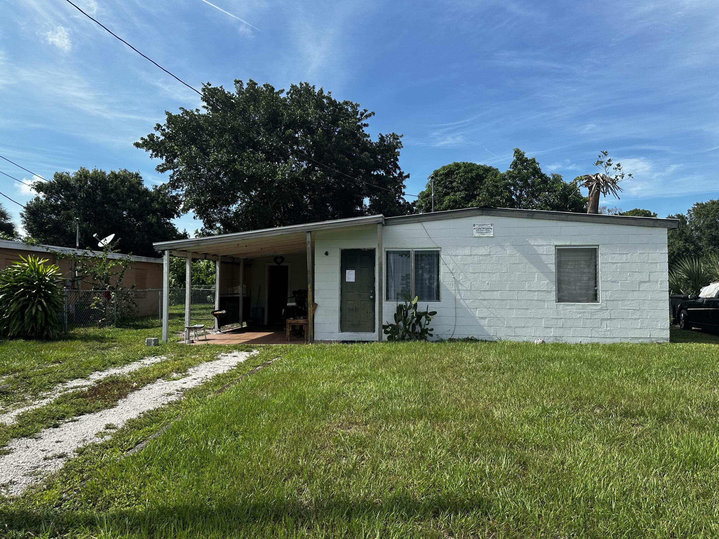 Property Photo:  2906 Carver Street  FL 34947 