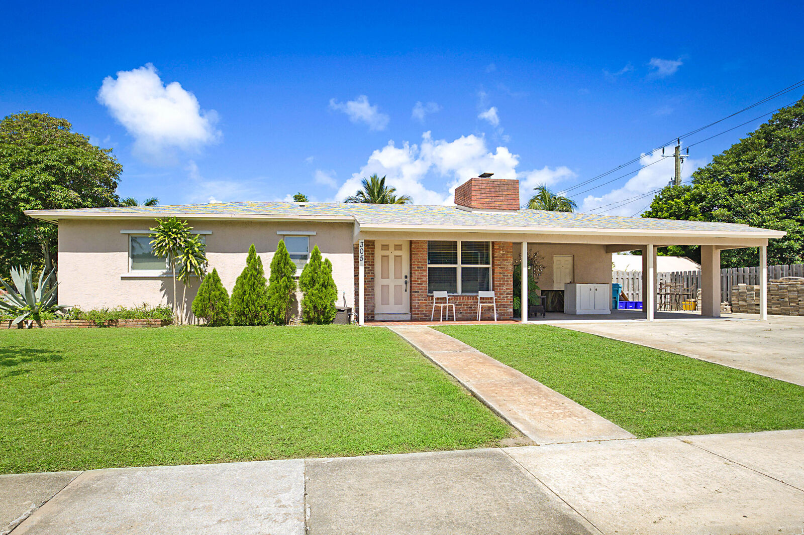 Property Photo:  305 SW 2nd Street  FL 33435 