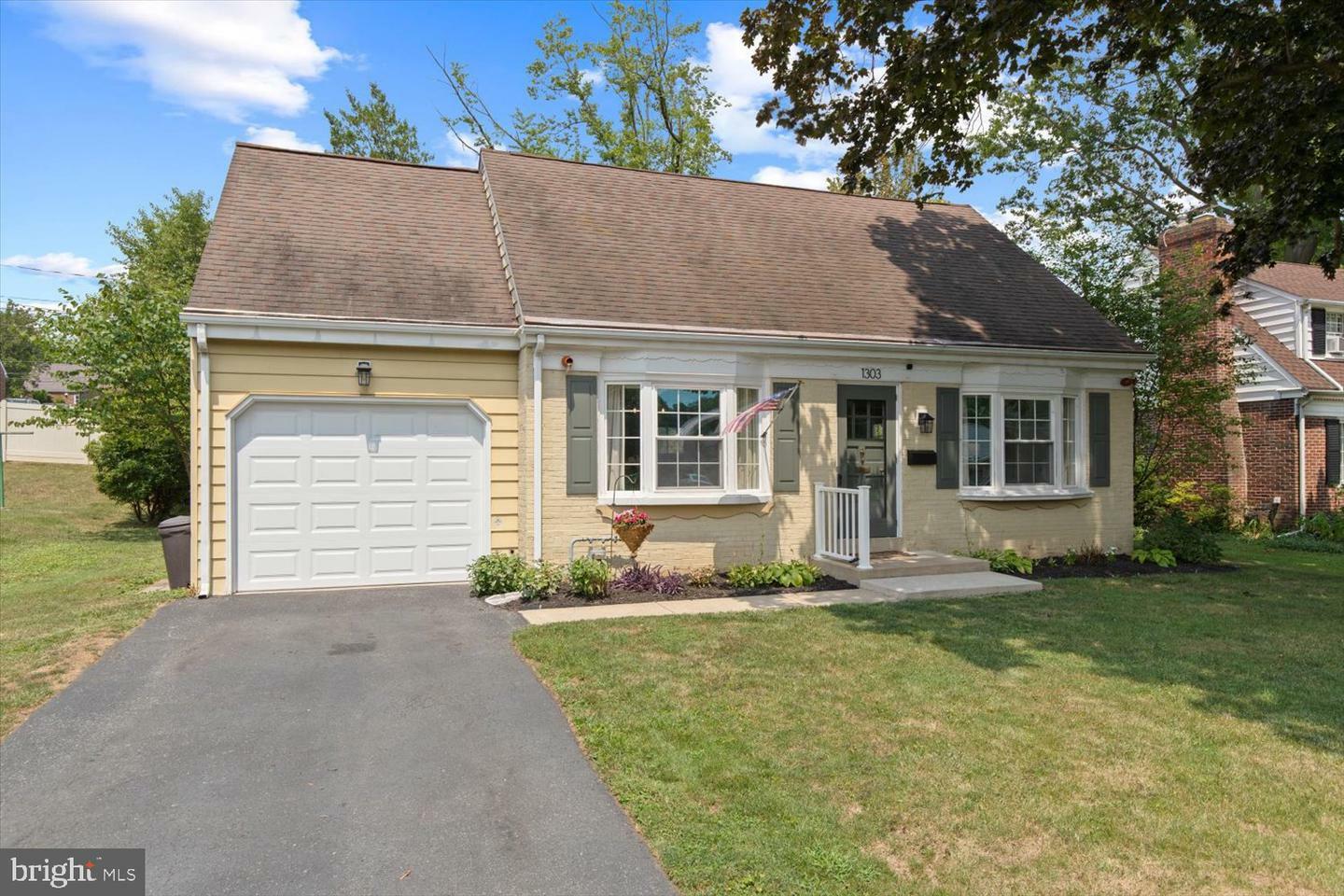 1303 Meadowcreek Lane  Lancaster PA 17603 photo