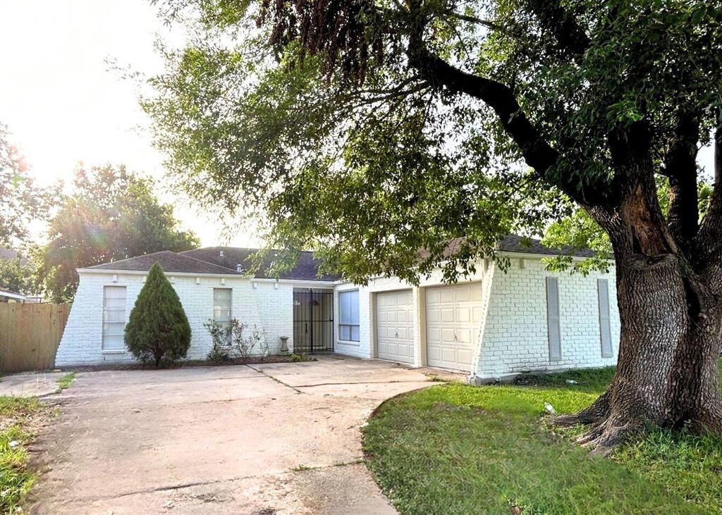 Property Photo: 8607 Maplecrest Drive TX 77099