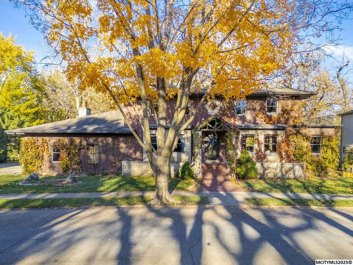 Property Photo: 125 N Crescent Dr IA 50401