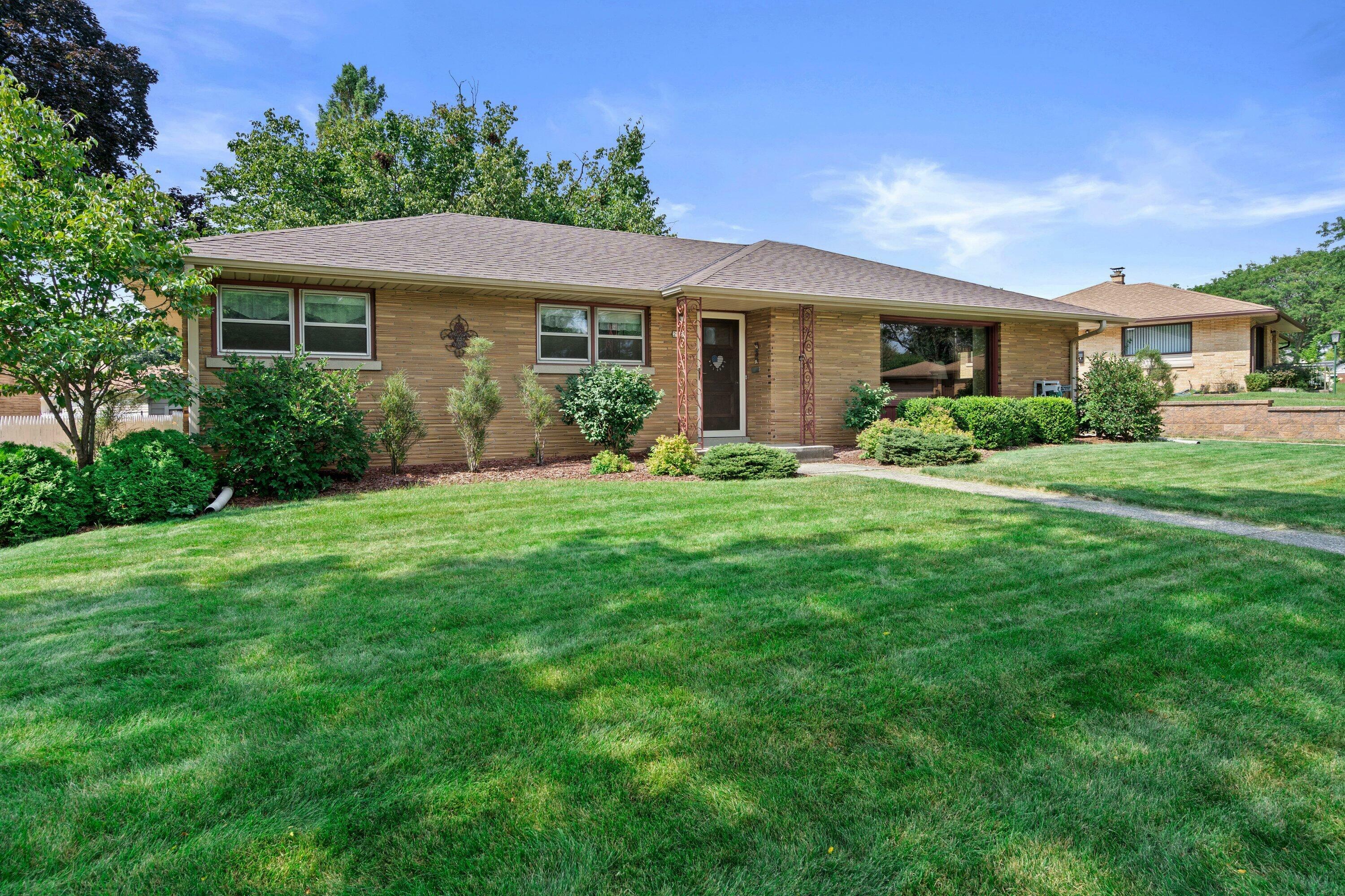 Property Photo:  2923 S Cleveland Park Dr  WI 53219 