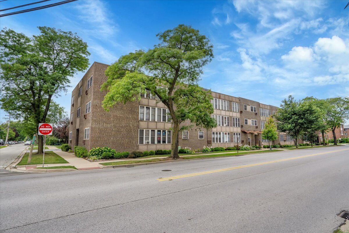 Property Photo: 1301 Touhy Avenue 114 IL 60068