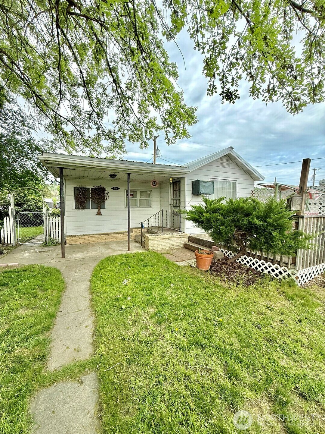 Property Photo: 318 Birch St S WA 98841