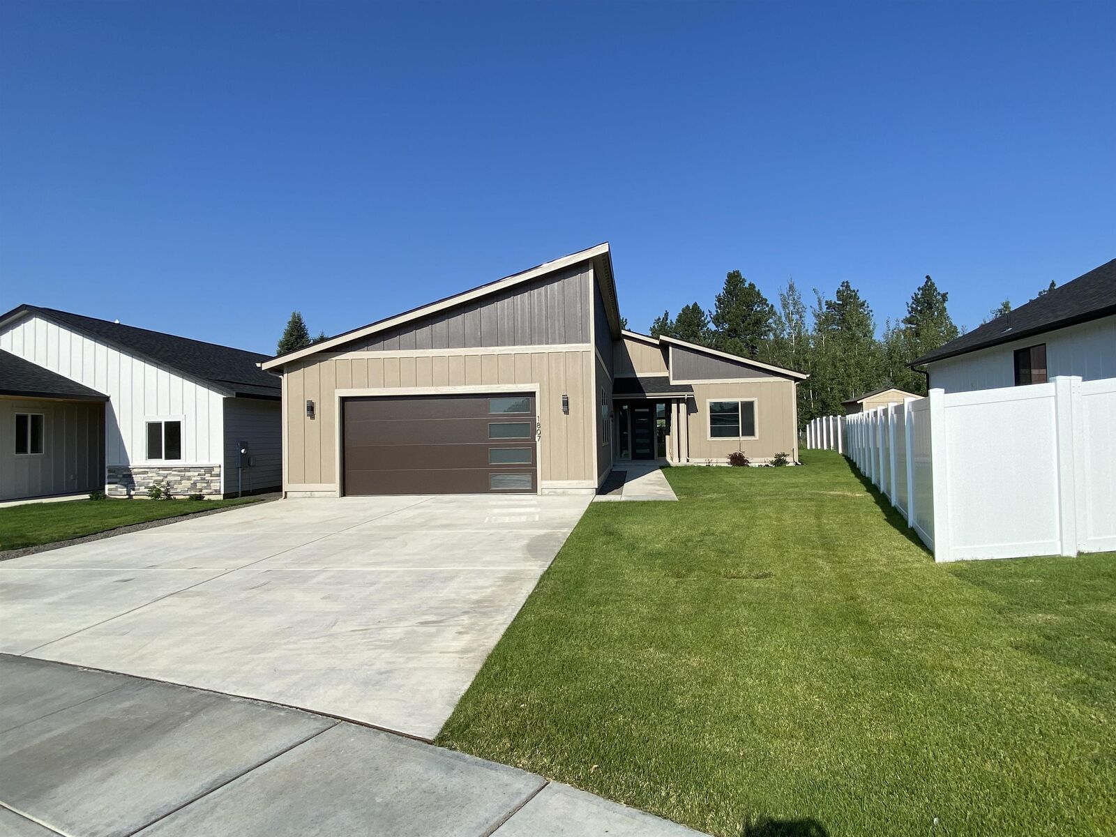 Property Photo:  1807 N Jakeman Ct  WA 99016 