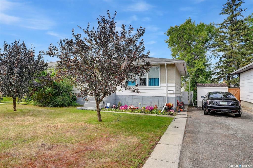 Property Photo: 1220 Dewdney Avenue E SK S4N 0E3