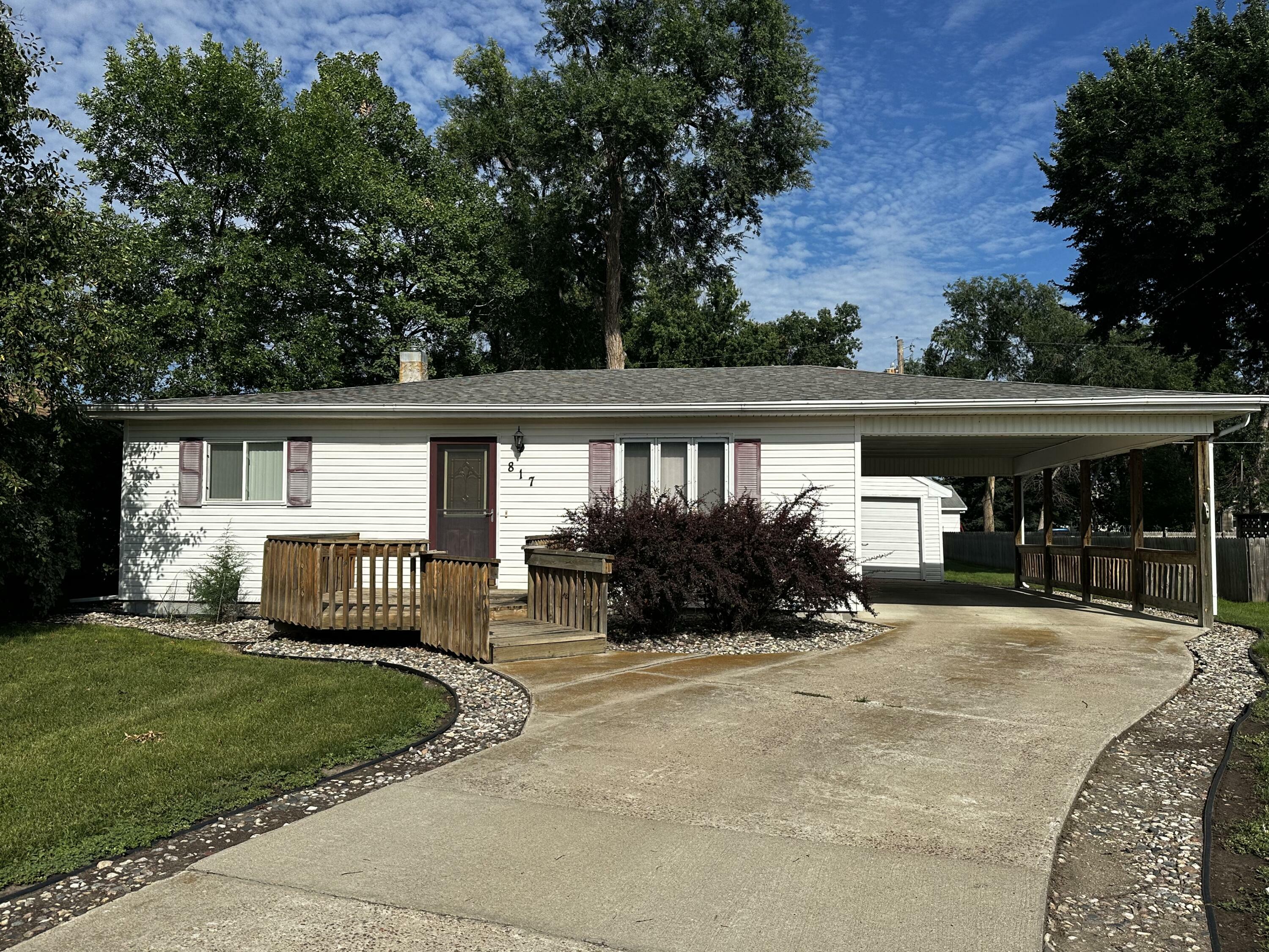 Property Photo:  817 S Wells St  SD 57401 