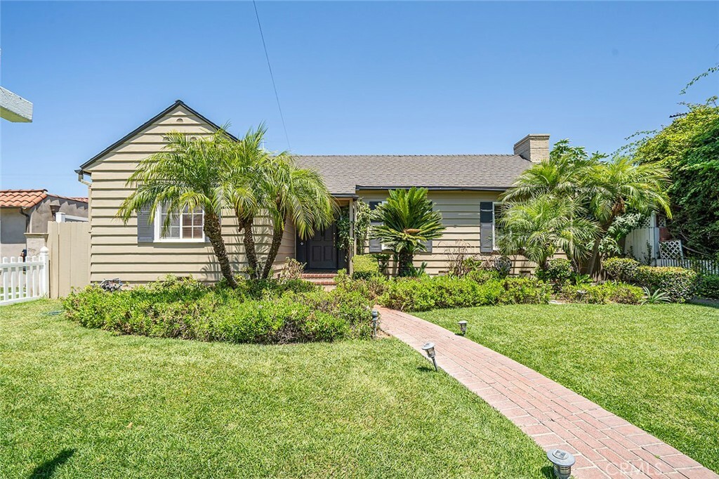 Property Photo:  725 E Bixby Road  CA 90807 