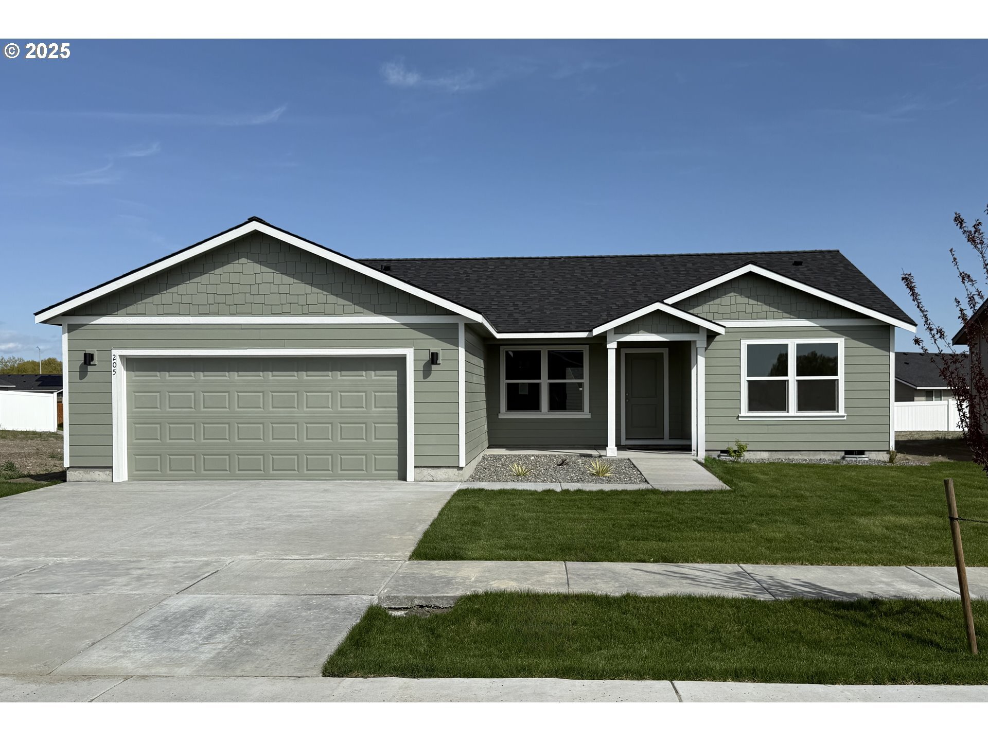 Property Photo: 205 SW Goldfinch Ln OR 97818