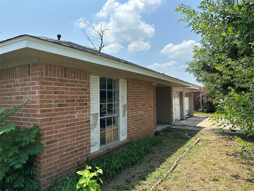 Property Photo:  10410 Kirklane Drive  TX 77089 