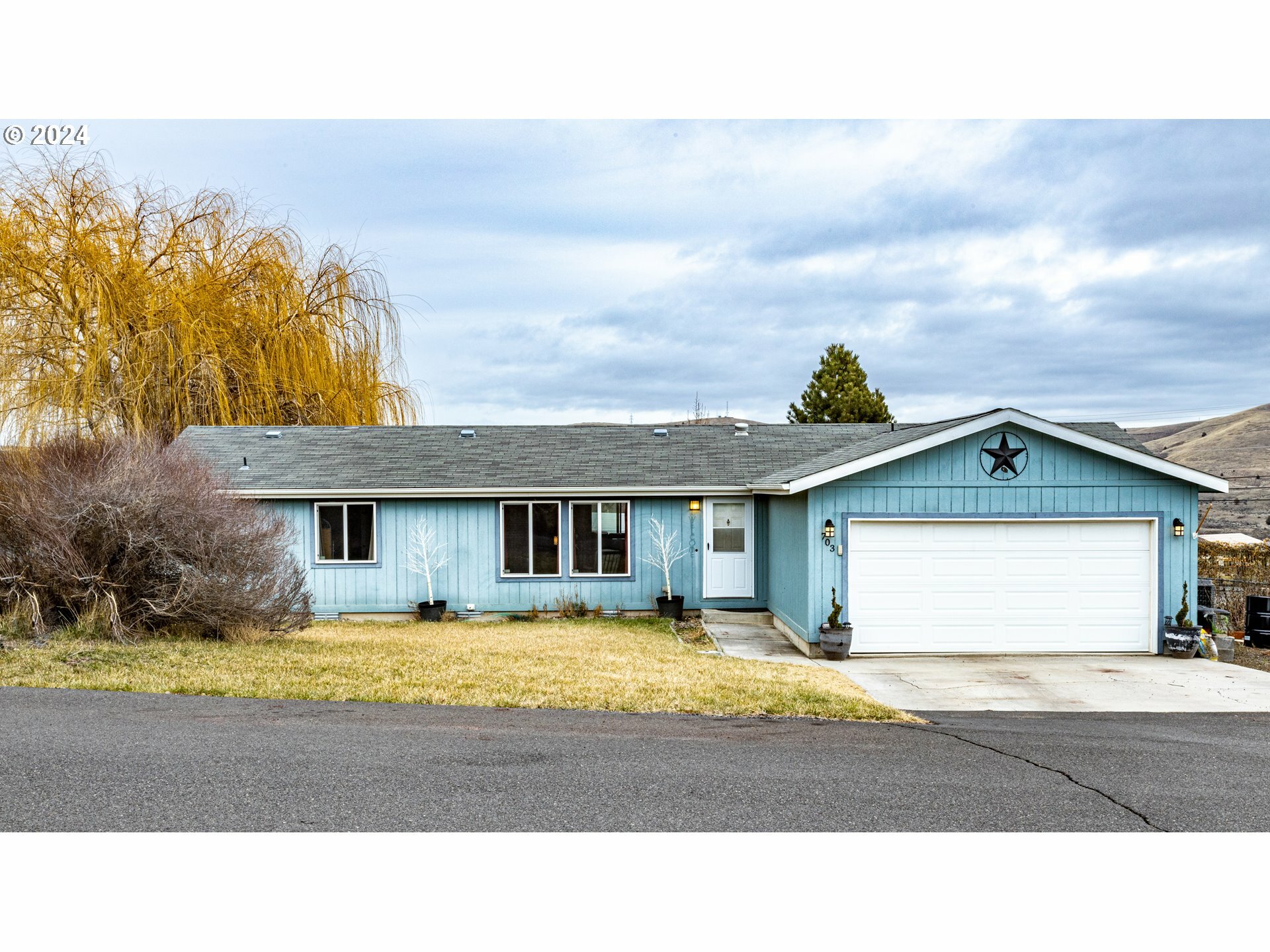 Property Photo:  703 Spey Rd  OR 97037 