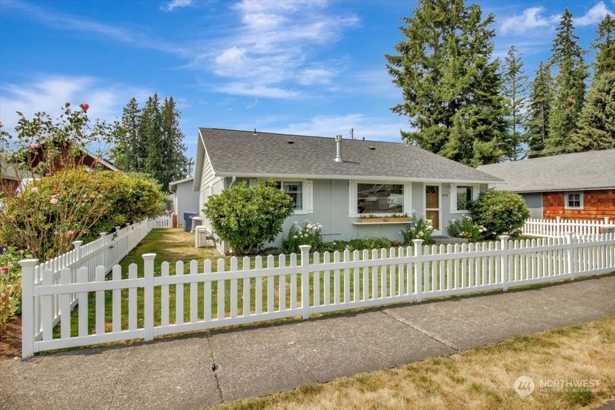 Property Photo:  424 N Stillaguamish Avenue  WA 98223 