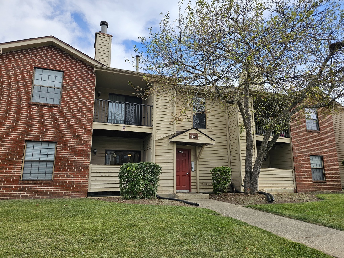 Property Photo:  1955 N Hicks Road 206  IL 60074 