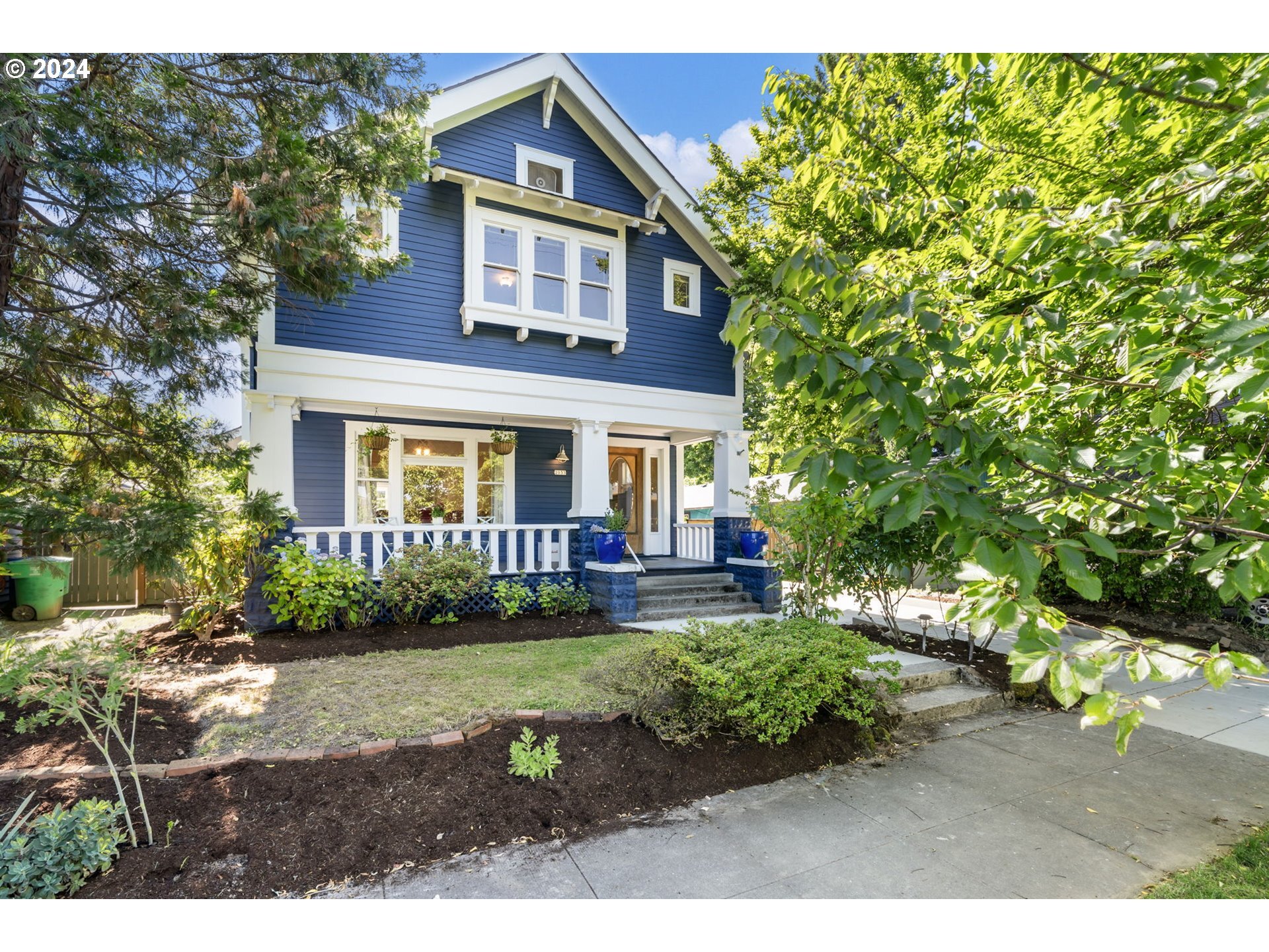 Property Photo:  2033 SE 51st Ave  OR 97215 