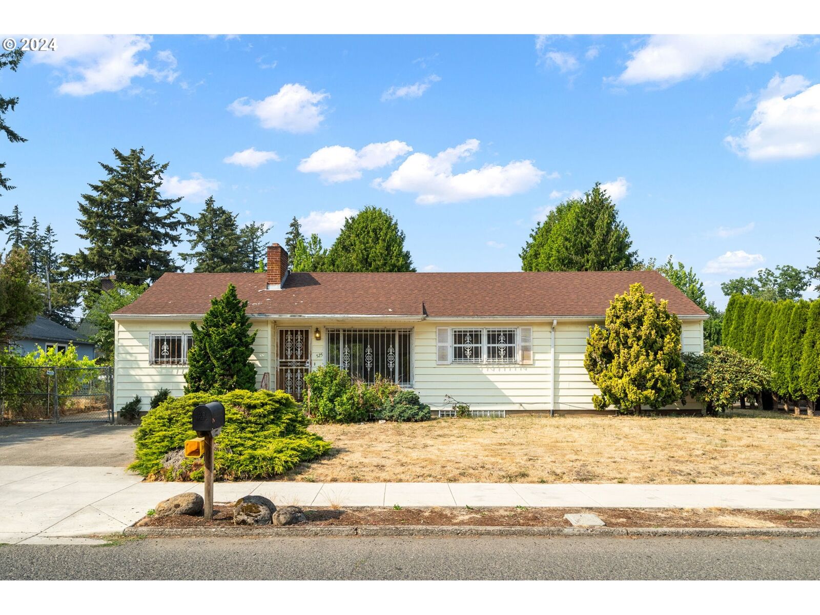 Property Photo:  13525 SE Mill St  OR 97233 