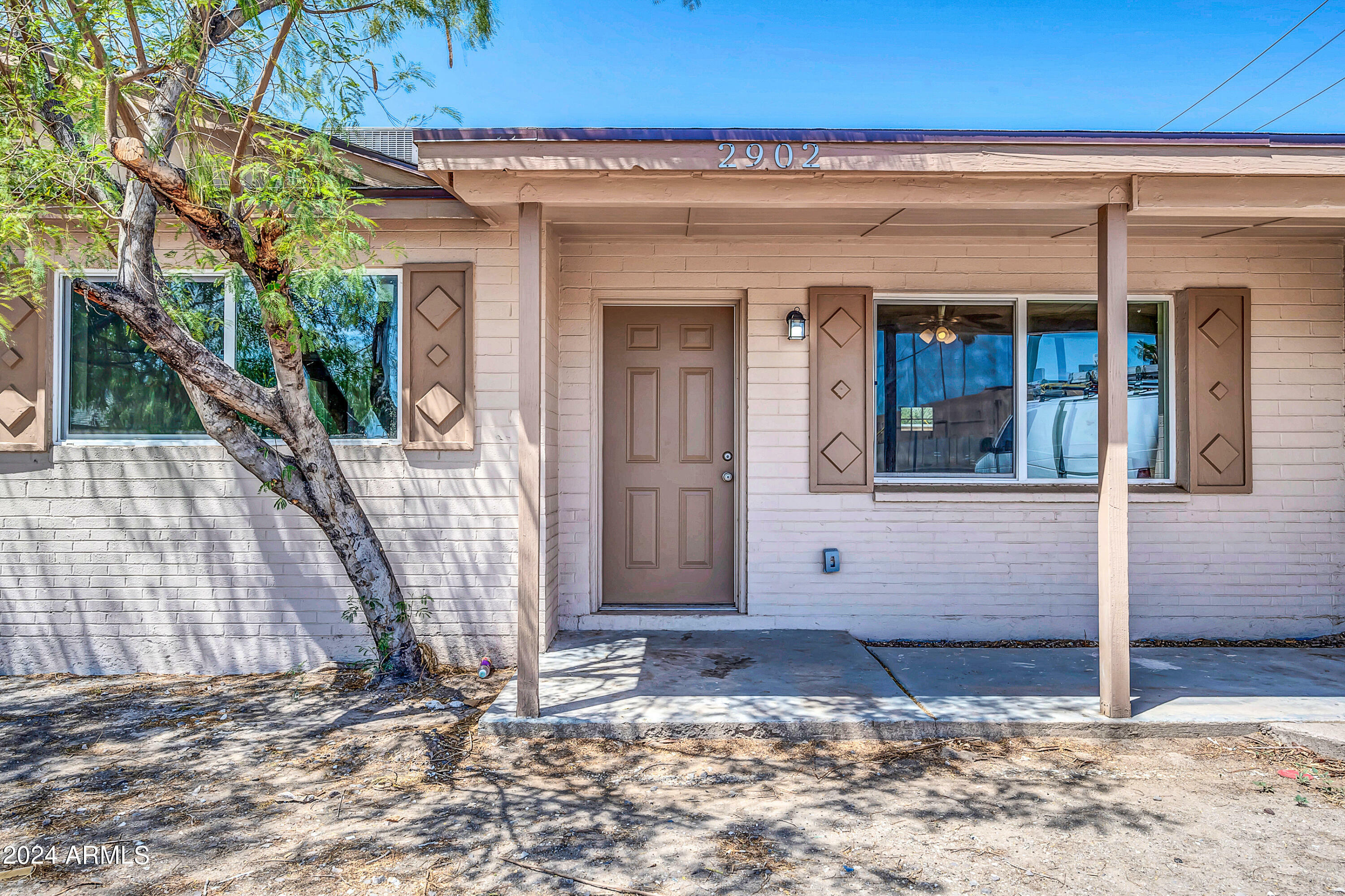 Property Photo:  2902 W Cactus Road  AZ 85029 