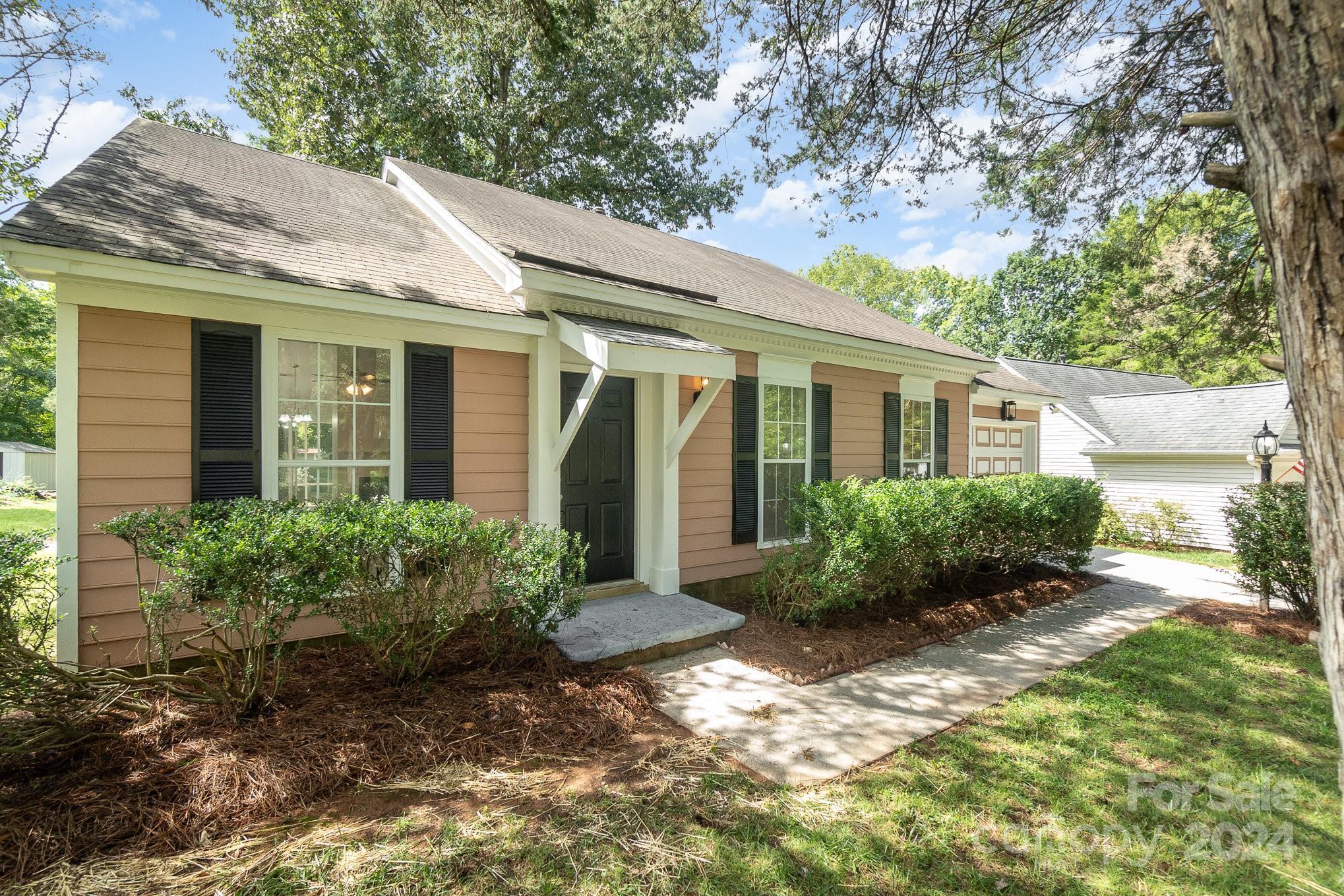 Property Photo: 13828 Dannemara Drive NC 28134