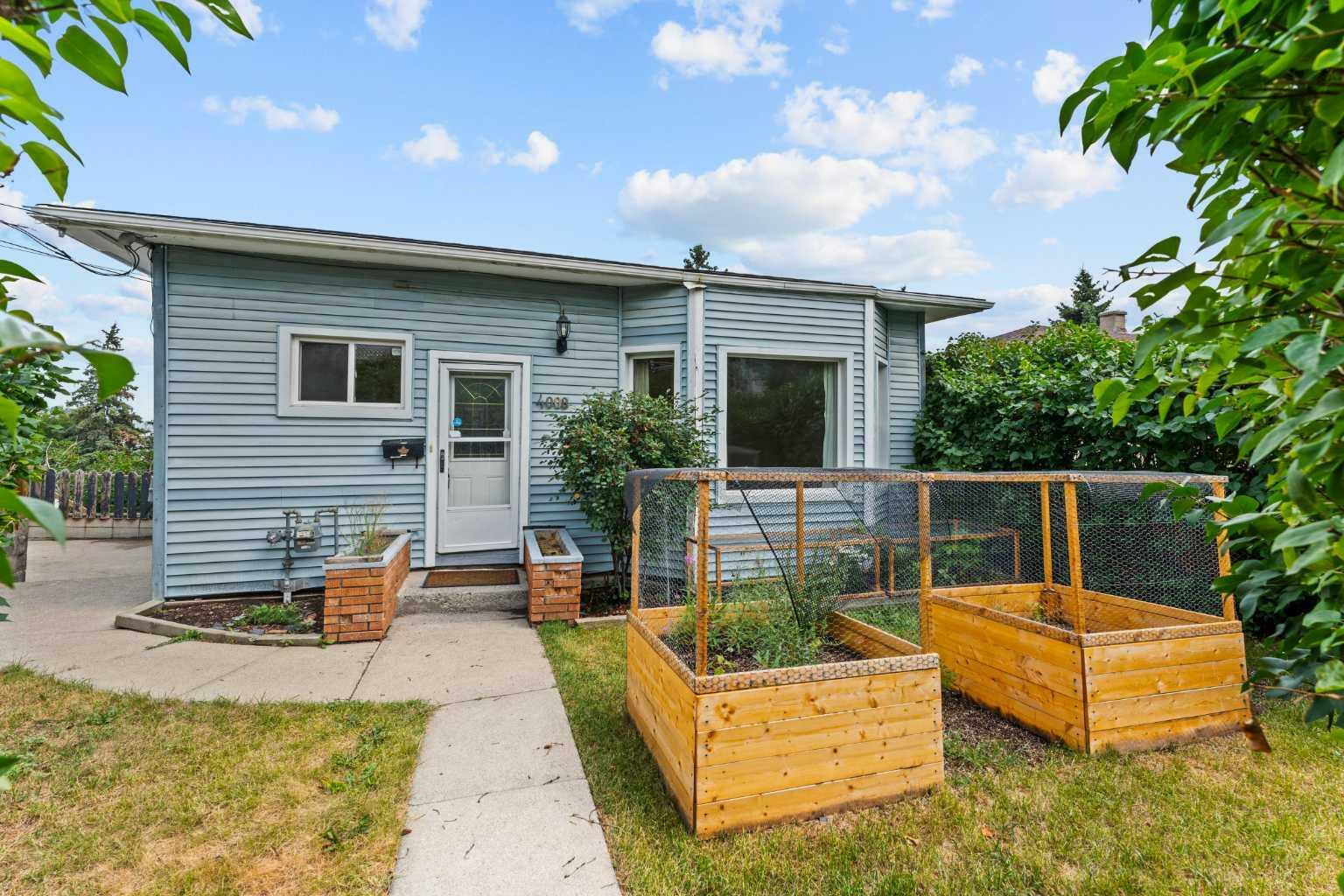 Property Photo:  4008 Centre A Street NE  AB T2E 3A8 