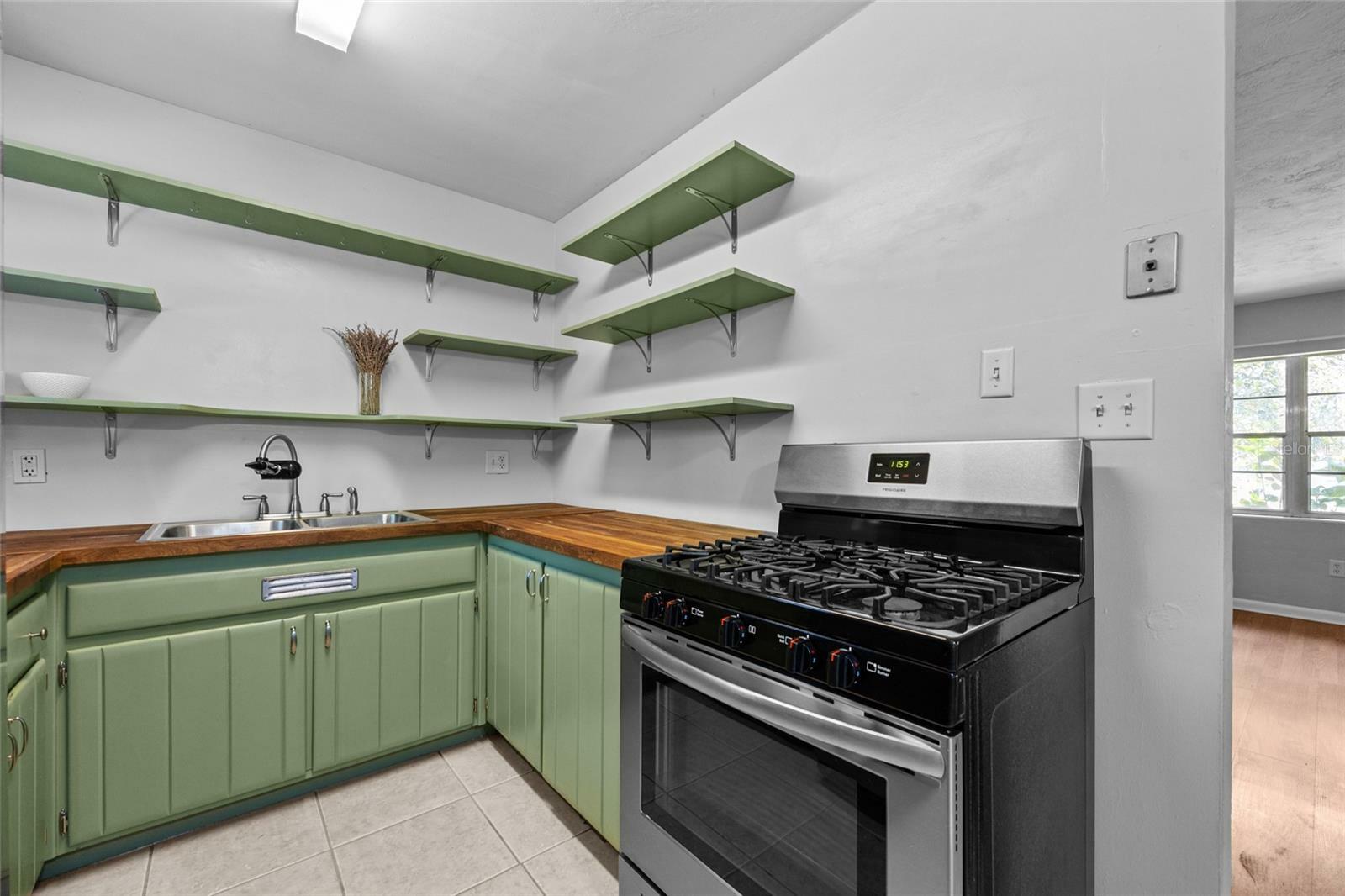 Property Photo:  1431 NE 20th Avenue  FL 32609 