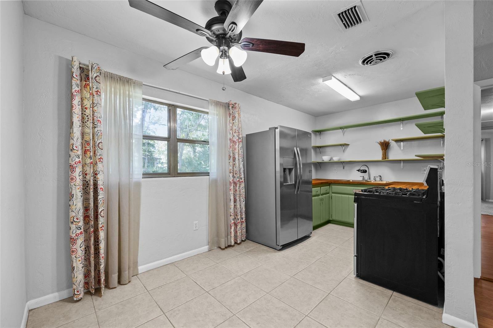 Property Photo:  1431 NE 20th Avenue  FL 32609 