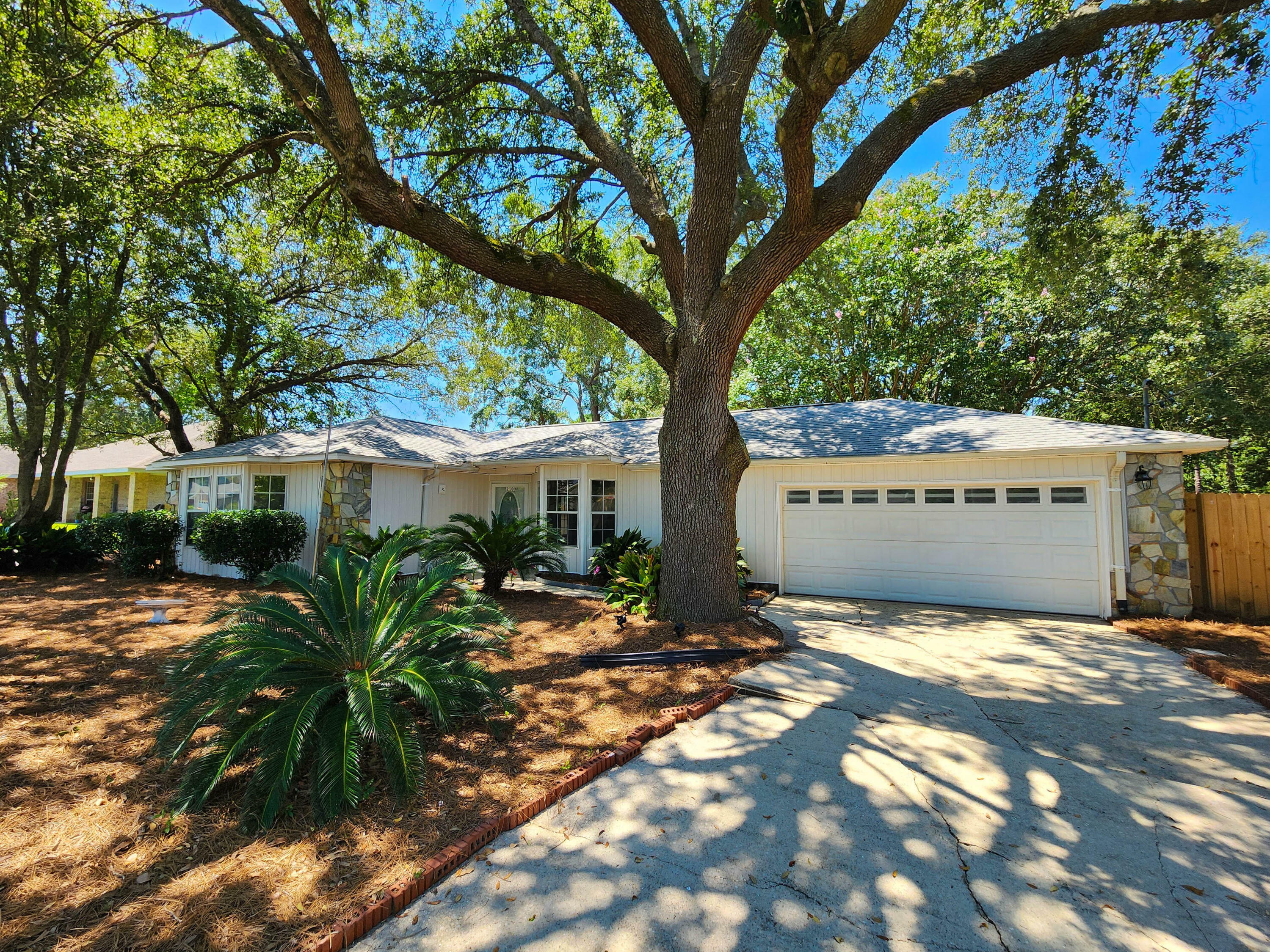 Property Photo:  2103 Hawthorne Drive  FL 32566 