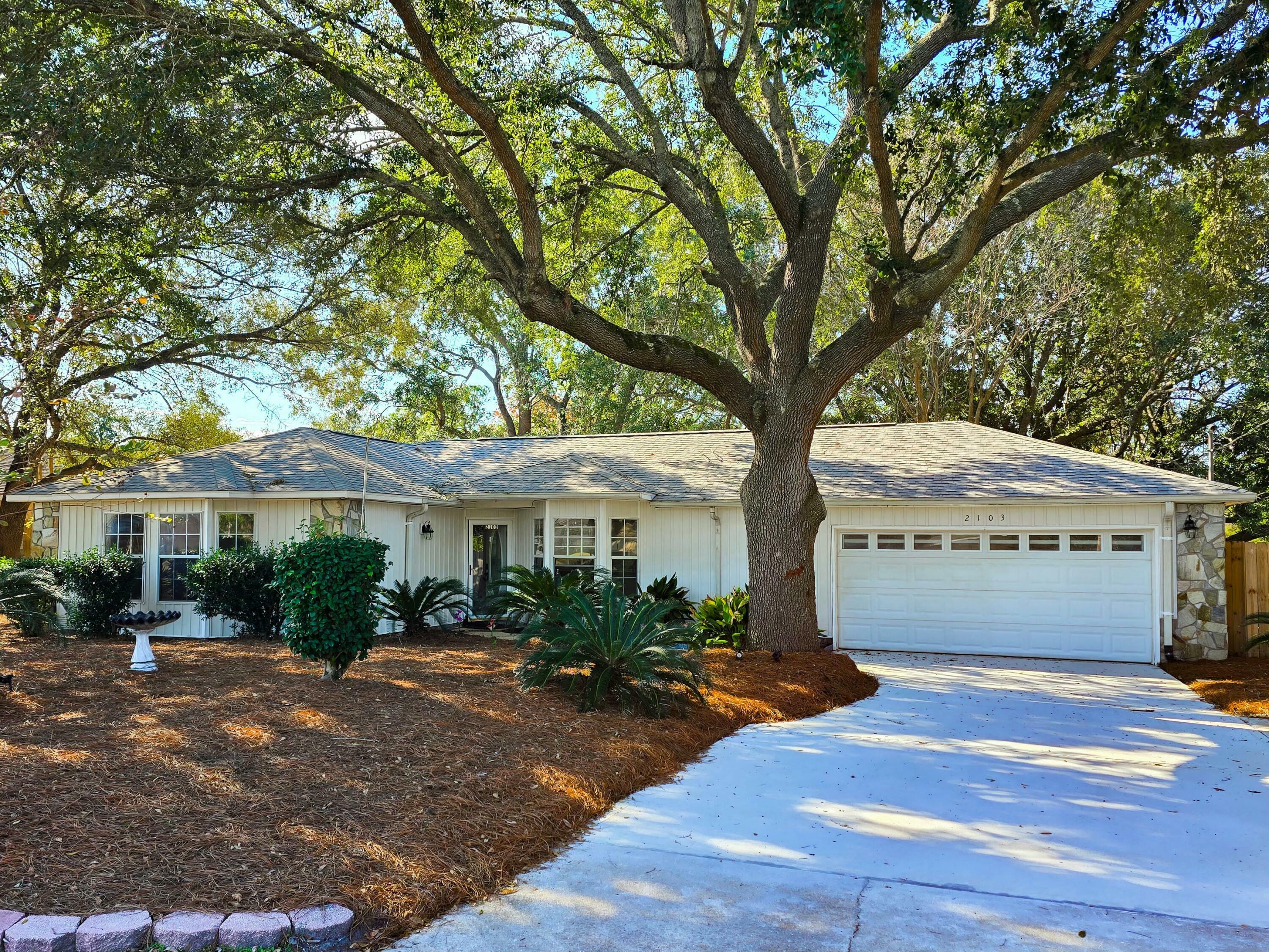 Property Photo: 2103 Hawthorne Drive FL 32566