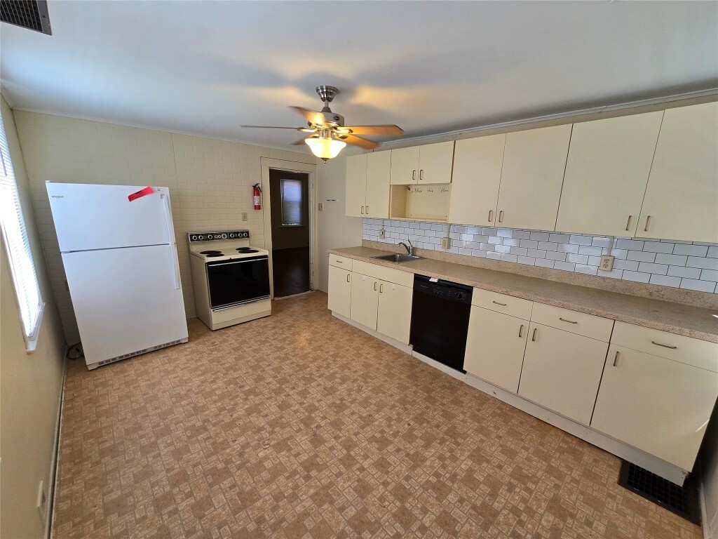 Property Photo:  112 E Plum Street  PA 16412 